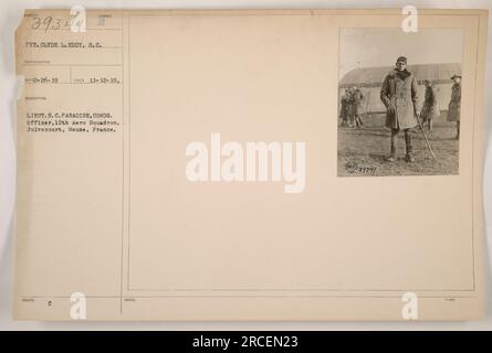 Gefreiter Clyde L. Eddy, Fotograf des Signalkorps, hat dieses Foto am 12. November 1918 in Julve Court, Maas, Frankreich, aufgenommen. Das Bild zeigt Lieutenant R. C. Paradise, der damals der befehlshabende Offizier der 12. Aero-Staffel war. Es ist Teil der Sammlung mit der Referenznummer 111-SC-39341. Stockfoto