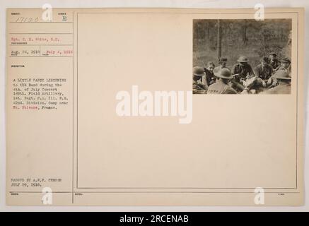 Soldaten der 149. Feldartillerie, 1. Regiment in der 42. Division, werden am 4. Juli 1918 bei einem Konzert in der Nähe von St. Etienne, Frankreich. Dieses Bild zeigt eine kleine Gruppe von Soldaten, die der Band zuhören. Das Foto wurde von Sergeant C. H. White aufgenommen und vom A.E.F.-Zensor am 29. Juli 1918 verabschiedet. Stockfoto