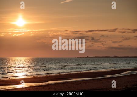 Sonnenuntergang über der Irischen See am Dinas Dinlle an der Küste von Nordwales Stockfoto