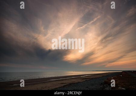 Sonnenuntergang über der Irischen See am Dinas Dinlle an der Küste von Nordwales Stockfoto