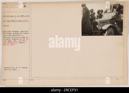 Die Freiwillige des amerikanischen Roten Kreuzes, Miss Mary Withers, verteilt Zigaretten und Schokolade an amerikanische Soldaten des 2. Bataillons, 30. Regiment der 3. Division, bei Montmirail, Frankreich. Das Foto wurde am 31. Mai 1918 aufgenommen und zeigt ihre Bemühungen, den Truppen auf ihrem Weg in die Schützengräben während des Ersten Weltkriegs Trost zu bieten Stockfoto