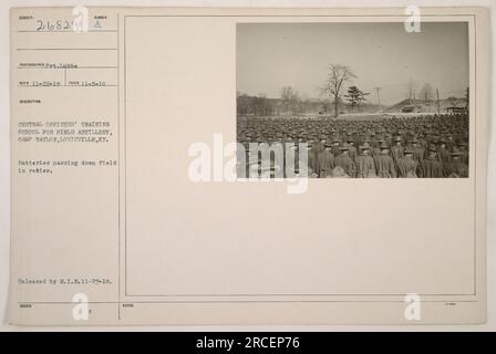 Dieses Bild zeigt eine Szene im Camp Taylor in Louisville, KY, wo sich eine zentrale Offiziersschule für Feldartillerie befand. Das Foto wurde am 5. November 1918 aufgenommen und zeigt Batterien, die in einer Rezension auf dem Feld verteilt werden. Er wurde von Gefangener Lubbe fotografiert und am 23. November 1918 von M.I.B. veröffentlicht. Stockfoto