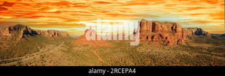 Luftpanorama von Bell Rock und Courthouse Butte in Sedona, Arizona mit hellblauem klaren Himmel. Stockfoto