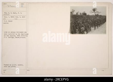 Eine Reihe deutscher Gefangener, gefangen von den Amerikanern in der Argonne. Dieses Foto wurde am 4. Oktober 1918 aufgenommen und zeigt Soldaten aus dem Hauptquartier der 28. Division, die die Gefangenen bei P.C. bewachen LaForge, Meuse, Frankreich. Es wurde vom A.E.F.-Zensor genehmigt und mit der Notation G herausgegeben Stockfoto