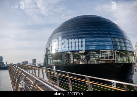 Singapur - 20. Oktober 2022: Apple Marina Bay Sands. Der weltweit erste schwimmende Apple Store, entworfen von Foster + Partners Stockfoto