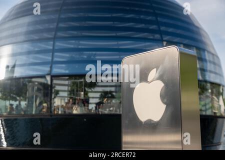 Singapur - 20. Oktober 2022: Apple Marina Bay Sands. Der weltweit erste schwimmende Apple Store, entworfen von Foster + Partners Stockfoto