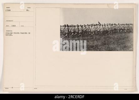 Italienische Truppen, die im Ersten Weltkrieg vorbeikamen. Das Foto stammt aus dem Jahr 1919, aufgenommen von einem unbekannten Fotografen. Das Bild zeigt eine Gruppe italienischer Soldaten, die in Uniform marschieren. Die Soldaten stehen in Schlange und demonstrieren militärische Disziplin und Präzision. Stockfoto