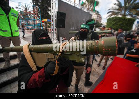 Während der Waffenausstellung starteten die Al-Qassam-Brigaden, der militärische Flügel der Hamas, eine Ausstellung mit dem Titel „der Widerstand ist ein Bild und ein Souvenir“ auf dem Platz des unbekannten Soldaten in Gaza-Stadt. Palästina. Stockfoto