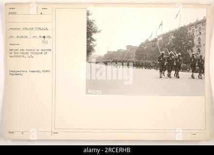 Rezension und Parade der Marines von der Second Division in Washington, D.C. Hauptquartier des Sechsten Regiments, geleitet von Sergeant Joe Hitz am 15. August 1919. Das Ereignis wurde auf Foto Nr. 62235 aufgenommen und zeigt die militärischen Aktivitäten während des Ersten Weltkriegs. Stockfoto