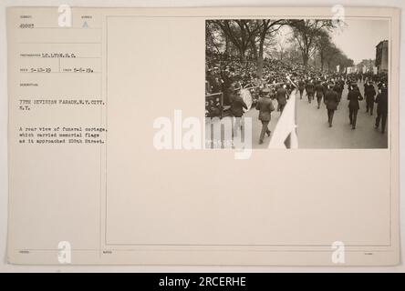 Das Bild zeigt die Rückansicht eines Bestattungsunternehmens während der 77. Division Parade in New York City. Das Cortege trägt Gedenkflaggen und nähert sich der 108. Straße. Das Foto wurde am 6. Mai 1945 von LT. Lyon S.C. aufgenommen. (Hinweise: 49883, JM) Stockfoto