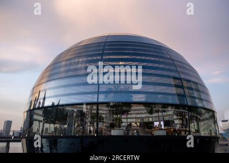 Singapur - 20. Oktober 2022: Apple Marina Bay Sands mit Sonnenuntergang. Der weltweit erste schwimmende Apple Store, entworfen von Foster + Partners. Stockfoto