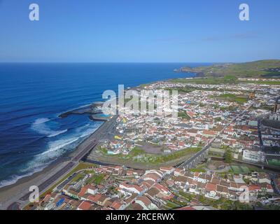 Blick aus der Vogelperspektive auf die Urbanisierung und das Ufer der Stadt Ribeira Grande, mit dem Atlantischen Ozean im Hintergrund. São Miguel, Azoren Stockfoto