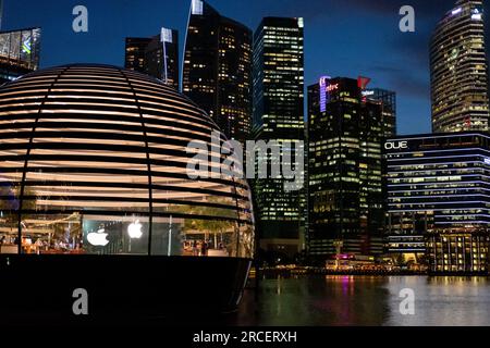 Singapur - 20. Oktober 2022: Apple Marina Bay Sands mit Sonnenuntergang. Der weltweit erste schwimmende Apple Store, entworfen von Foster + Partners. Stockfoto