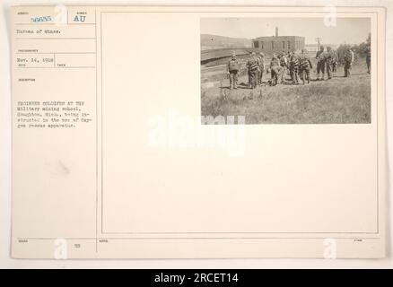 Ingenieursoldaten werden in der militärischen Bergbauschule in Houghton, Michigan, in der Verwendung von Sauerstoffrettungsgeräten unterwiesen. Das Foto wurde am 14. November 1918 aufgenommen und ist mit Bureau of Mines Subject 56655 beschriftet. Stockfoto