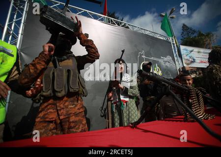 Während der Waffenausstellung starteten die Al-Qassam-Brigaden, der militärische Flügel der Hamas, eine Ausstellung mit dem Titel „der Widerstand ist ein Bild und ein Souvenir“ auf dem Platz des unbekannten Soldaten in Gaza-Stadt. Palästina. Stockfoto