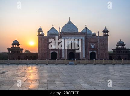 Agra, Indien -- 16. April 2023. Ein Weitwinkelfoto am Morgen einer Moschee im Taj Mahal Komplex Stockfoto