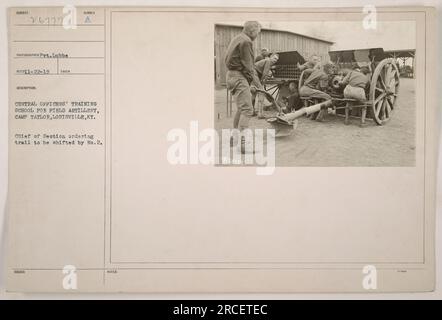 Soldaten der Central Officers' Training School von Camp Taylor, Louisville, KY, erhalten Anweisungen zum Verlegen der Spur der Feldartillerie. Foto Nr. 111-SC-26777, aufgenommen von Pvt. Lubbe an einem unbekannten Datum. Stockfoto