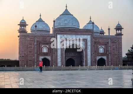 In den frühen Morgenstunden steht vor der Jama Majsid-Moschee im Taj Mahal-Komplex eine Touristin. Stockfoto
