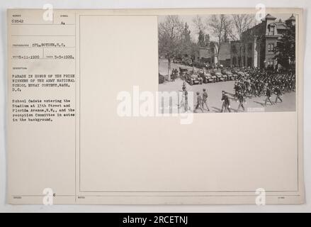 Schulkadetten nehmen an einer Parade in Washington Teil, um die Preisträger des Army National School Essay Contest zu ehren. Das Foto zeigt die Kadetten, die das Stadion in der 13. Street und Florida Avenue, N.W. betreten, mit dem Empfangskomitee in Autos im Hintergrund. Das Foto wurde am 5. Mai 1920 von dem Fotografen CPL. Boyden mit dem Symbol Nummer 69542 aufgenommen. Stockfoto