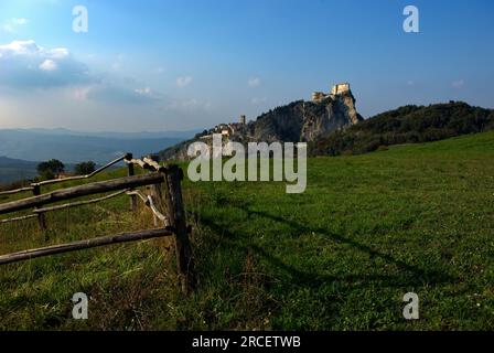 vista del paese e della Rocca di San Leo sopra il precipizio Stockfoto