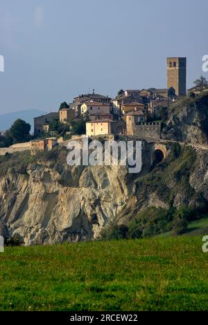 vista del paese di San Leo sopra il precipizio Stockfoto