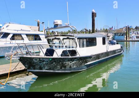 Wooldridge Boats Super Sport Offshore Pilothouse Boat mit maßgeschneiderter Umhüllung in Everett Marina Seattle Washington State USA Stockfoto