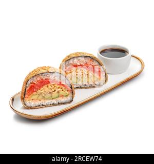 Sushi-Burger aus Reis und geräuchertem Lachs, Avocado, leichtem Käse und Nori auf Weiß. Für die Speisekarte des Restaurants. Traditionelle japanische Sushi-Gewürze. Stockfoto