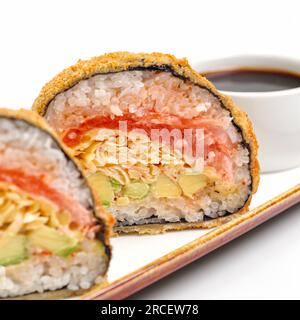 Sushi-Burger aus Reis und geräuchertem Lachs, Avocado, leichtem Käse und Nori auf Weiß. Für die Speisekarte des Restaurants. Traditionelle japanische Sushi-Gewürze. Stockfoto