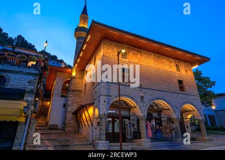 Als die Dunkelheit in Albanien einbrach, verwandelte sich die Stadt Berat in ein faszinierendes Spektakel, beleuchtet durch das warme Licht, das ihre bemerkenswerte Schönheit hervorhebt Stockfoto