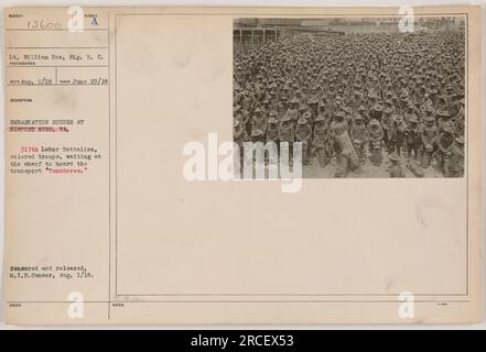 Eine Gruppe von Soldaten des 317. Arbeitsbataillons, bestehend aus afroamerikanischen Truppen, wartet am Kai in Newport News, VA, auf das Transportschiff "Tenadores" am 29. Juni 1918. Dieses Bild wurde zensiert und am 1. August 1918 vom M.I.B.-Zensor veröffentlicht. Stockfoto