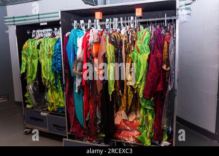 Donostia, Spanien. 14. Juni 2023. Janie Mallet, erklärt, wie der Zirkus du Soleil hinter der Bühne funktioniert. Sie zeigt uns die Kostüme, die für die Show entworfen wurden, sowie die Wäscherei, den Kostümreparaturbereich, das Make-up, wo die Musiker hinter der Bühne aufgestellt werden usw., mehr als 50 Künstler nehmen an der Show Teil und bewegen 53 Trucks mit der gesamten Ausrüstung des Zirkus du Soleil. Bühne, Beleuchtung, Soundsystem, Projektionen, Turnhalle, Usw. Kredit: xan Gasalla / Alamy Live News Stockfoto