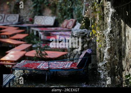 Auf dem Bild sehen Sie das Tourismusdorf Darband im Norden von Teheran bei Sonnenaufgang. Dieses Dorf ist schon lange eine Kletterroute Stockfoto