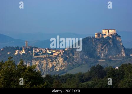 vista del paese e della Rocca di San Leo sopra il precipizio Stockfoto