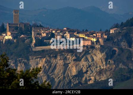 vista del paese di San Leo sopra il precipizio Stockfoto