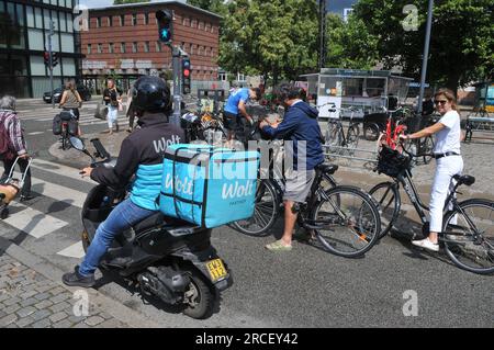 14. Juli 2023/Wolt Partner Food Delivery Bikers in der dänischen Hauptstadt Kopenhagen Dänemark. (Foto: Francis Joseph Dean/Dean Pictures) Stockfoto