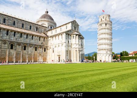 Pisa, Italien - 29. Juni 2023: Berühmtes Wahrzeichen des Schiefen Turms mit blauem Himmel und weißem Marmor aus der Renaissance Stockfoto