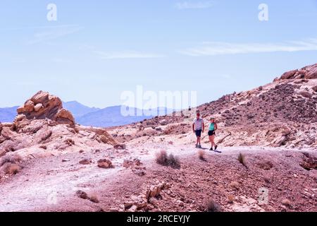 „Touristen, die das Valley of Fire besuchen“, Nevada, USA Stockfoto