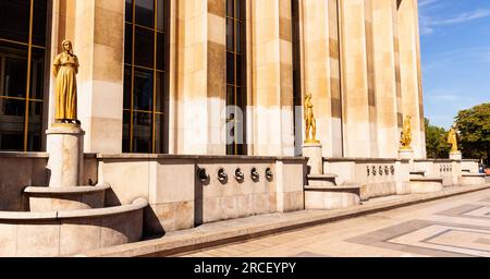 Vergoldete Statue einer Frau auf dem Palais de Chaillot, Place du Trocadero in Paris, Frankreich Stockfoto