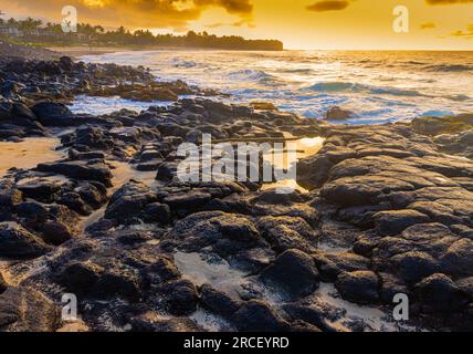 Sonnenaufgang an der vulkanischen Küste von Shipwreck Beach, Poipu, Kauai, Hawaii, USA Stockfoto