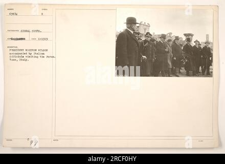 Präsident Woodrow Wilson besucht das Forum in Rom, Italien, in Begleitung italienischer Beamter. Dieses Foto wurde 1919 vom Signalkorps aufgenommen und zeigt Wilsons Besuch der historischen Stätte. Das Bild zeigt den Präsidenten, der diplomatische Gespräche mit seinen italienischen Amtskollegen führt. Stockfoto