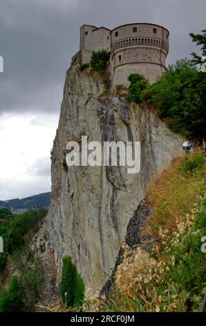 Il forte di San Leo in cima al precipizio Stockfoto