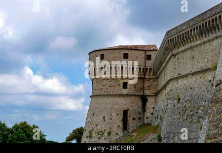 Il forte di San Leo in cima al precipizio Stockfoto