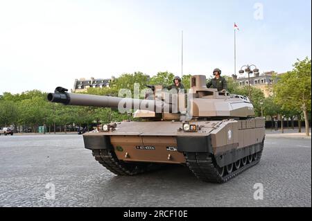 Paris, Frankreich. 14. Juli 2023. Illustration von Soldaten auf einem Leclerc-Panzer vor Beginn der Parade am 14. Juli auf den Champs Elysees am 14. Juli 2023 am Tag der Bastille. Foto: Tomas Stevens/ABACAPRESS.COM Kredit: Abaca Press/Alamy Live News Stockfoto