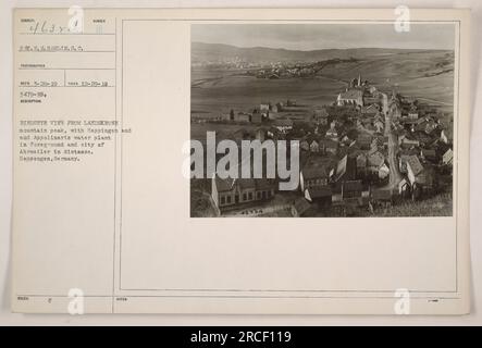 Luftaufnahme vom Gipfel der Landskrone mit der Stadt Heppingen und der Wasserpflanze Appolinaris im Vordergrund. In der Ferne kann man die Stadt Ahrweiler sehen. Dieses Foto wurde am 29. Dezember 1918 von S.E.G. aufgenommen Hamlin und erhalten am 28. Juli 1919. Es ist Teil von Subjekt 2463, Serie SC. Die Beschreibung ist in den Prüfnotizen mit 3479-19 gekennzeichnet, und die zugehörigen Problemnotizen sind mit 43524 gekennzeichnet. Stockfoto