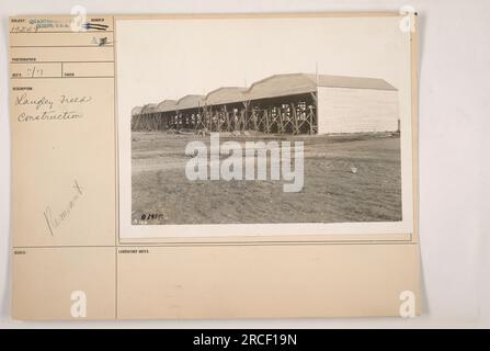 Bauarbeiter im Langley Field im Jahr 1959 werden dabei beobachtet, wie sie Reste eines Gebäudes entfernen. Das Foto wurde von dem Fotografen Ree's/17 aufgenommen, trägt die Nummer 111-SC-19597 und wurde von der US-Armee herausgegeben. Die Abbildung zeigt Arbeiter, die am Abbruchprozess beteiligt sind. Laut Labornotizen war die Zeit des Fotos 7:30 UHR ATZ. Stockfoto