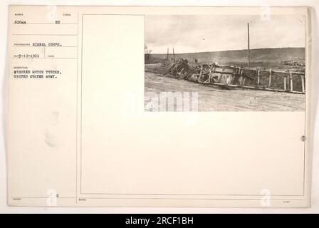 Zerstörte Lastwagen der US-Armee, aufgenommen in einem Foto des Signalkorps am 10. Mai 1921 in Europa. Die LKWs, gekennzeichnet mit U.S. Armeesymbole und -Notizen, erlitt bei militärischen Aktivitäten Schäden. (Bildunterschrift für Fotos von amerikanischen Militäraktivitäten während des Ersten Weltkriegs - zerstörte Motorwagen) Stockfoto