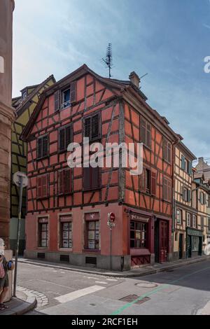 Straßburg, Frankreich - 05 19 2023: Blick auf ein typisches Haus in der Nähe der Kathedrale Stockfoto