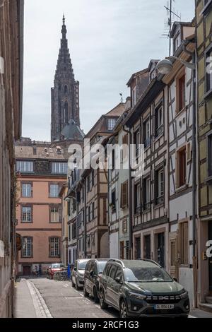 Straßburg, Frankreich - 05 19 2023: Blick auf ein typisches Haus in der Nähe der Kathedrale Stockfoto