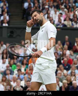 London, Großbritannien. 14. Juli 2023. Serbischer Novak Djokovic Gesten im Halbfinalspiel seiner Männer gegen den italienischen Jannik Sünder bei der Wimbledon-Meisterschaft 2023 in London am Freitag, den 14. Juli 2023. Djokovic gewann das Spiel 6-3, 6-4, 7-6. Foto: Hugo Philpott/UPI Credit: UPI/Alamy Live News Stockfoto