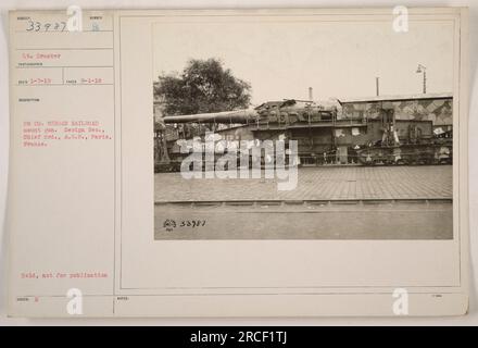 LT. Drucker, fotografiert am 7. Januar 1919, steht neben einer 28 cm langen deutschen Schienenpistole. Das Foto wurde von Subiect 33987 aufgenommen. LT. Drucker war Teil der Design Section, Chief Ordinance, A.E.P., mit Sitz in Paris, Frankreich. Dieses Bild ist nicht für die Veröffentlichung vorgesehen. Sie ist mit „CA RED BRITISH AR 33987 W.“ gekennzeichnet. Stockfoto